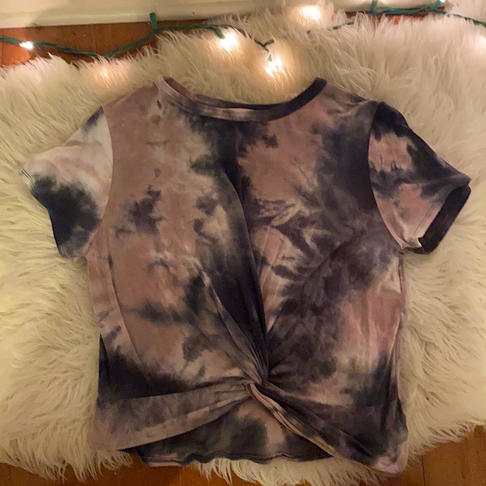 Very soft, cropped top with a knot on the bottom from Earth Bound 💙